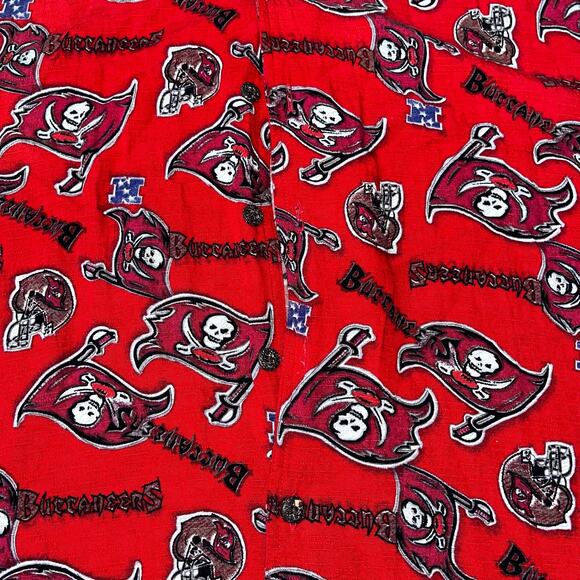 NFL Tampa Bay Buccaneers Men's MD All Over Print Casual Button Down Shirt - Picture 2 of 4